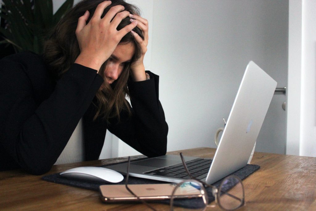 une personne devant son ordinateur en état de stresse