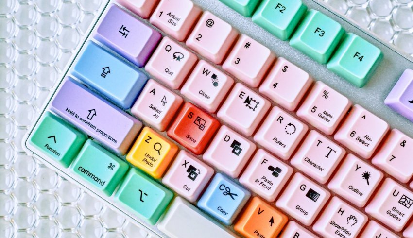 clavier d'ordinateur fixe avec des touches colorées et personnalisées